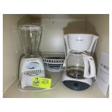 GROUP OF KITCHEN APPLIANCES, COFFEE MAKER, BLENDER