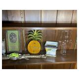 GROUP OF DECORATIVE ITEMS, CLOCK, PLACKS, ETC