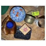 GROUP OF DECORATIVE ITEMS, BOWLS, ASH TRAY, ETC