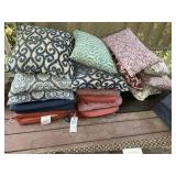GROUP OF CUSHIONS AND PILLOWS