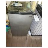 MAGIC CHEF MINI FRIDGE APPEARS TO BE IN WORKING OR
