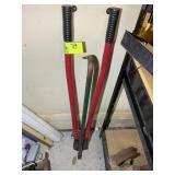 PAIR OF 42IN BOLT CUTTERS AND LARGE PRY BAR