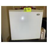 AVANTI MINI FRIDGE APPEARS TO BE WORKING