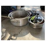 GROUP OF MISC POTS AND PANS