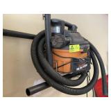 RIDGID 4 GALLON SHOP VAC WITH WALL RACK