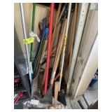 GROUP OF YARD TOOLS, BROOMS, POLE SAW, ETC
