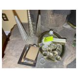 GROUP OF NAPKIN RINGS, SERVING TRAYS, CANDLES