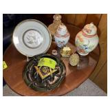 GROUP OF DECORATIVE ITEMS, PLATES, ASH TRAY, GINGE