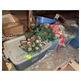 LARGE GROUP OF CHRISTMAS DECORATIONS, TO BE REMOVE