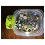 GROUP OF COSTUME JEWELRY, CLIP ON EARRINGS, BROACH