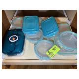 GROUP OF PLASTIC STORAGE CONTAINERS WITH LIDS