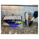 GROUP OF OVEN MITS AND DRYING MATS, CONTAINER OF K