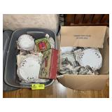 TOTE AND BOX CONTAINING CHRISTMAS THEMED DISHES