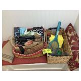 GROUP OF WICKER BASKETS, SHOPPING BAGS, AND BUG SP
