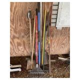 GROUP OF YARD HAND TOOLS, SHOVEL, RAKE, SAND TRAP