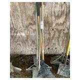 GROUP OF YARD HAND TOOLS, SHOVEL, RAKE, SAND TRAP