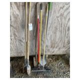 GROUP OF YARD HAND TOOLS, SHOVEL, RAKE, SAND TRAP