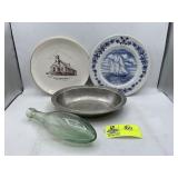 GROUP INCLUDING BLUE AND WHITE DECORATIVE PLATE DE