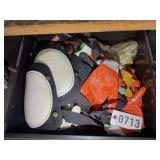 GROUP OF GLOVES AND KNEEPADS