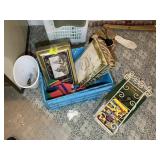 TOTE WITH MISC DECORATIVE ITEMS, PLATE DISPLAY RAC