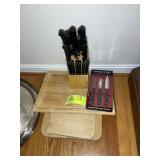 GROUP OF CUTTING BOARDS AND KNIVES