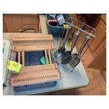DRYING RACK AND KITCHEN UTENSILS