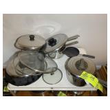 ASSORTED GROUP OF POTS AND LIDS