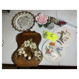 GROUP OF DECORATIVE ITEMS, PLATES, FLORAL