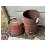 SMALL METAL BARREL AND GAS/OIL CAN
