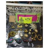 GROUP OF WOMENS COSTUME JEWELRY, PINS, EARRINGS, N