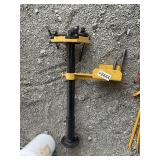 RIGGERS VISE ON PEDESTAL STAND
