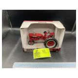 ERTL FARMALL 230 NARROW FRONT, NEW IN BOX