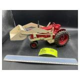 ERTL FARMALL 806 NARROW FRONT BUCKET LOADER, RED A