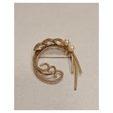VINTAGE PEARL GOLD TONE BROOCH