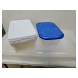 4 Plastic storage containers wt lids