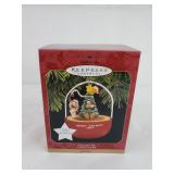 Looney Tunes Hallmark Ornament 'Decorator Taz'
