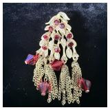 Vintage gold tone ruby rhinestone brooch