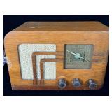 Vintage Arvin Wooden Tabletop Tube Radio #6640 >