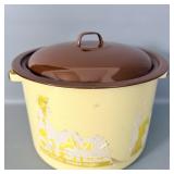 1970s 11.5 quart tan and brown Enamelware stockpot