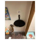 Antique cast iron Wagner griddle / excellent