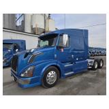 2233 2012 Volvo VNL Sleeper Cab Semi img1
