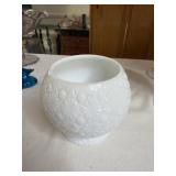 Vintage milk glass bowl daisy pattern 4'