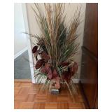Hunt scene planter and fake flowers