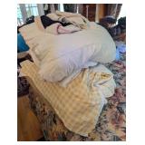Lot Linens, Tableclothes, Pillow Cases, Runners