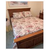 Queen Size Bed w/ Dresser & Mirror