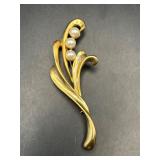 Vintage gold tone brooch with faux pearls.