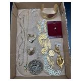 Jewelry lot.