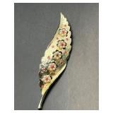 vintage gold-toned leaf brooch pin.