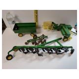 1:16 John Deere (2) Disks, Wagon & Square Hay