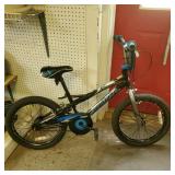 Schwinn Amplify Boys Bike - 18"